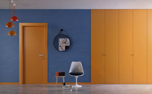 puerta abatible / de madera / lacada
