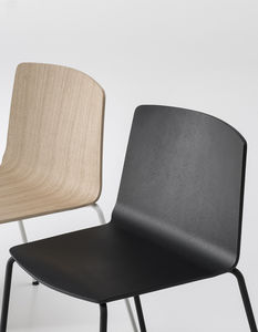 silla moderna / de madera / tapizada / con reposabrazos