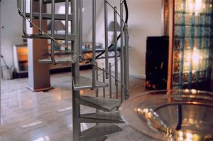 escalera de caracol / estructura de acero inoxidable / con peldaños de metal / sin contrahuellas