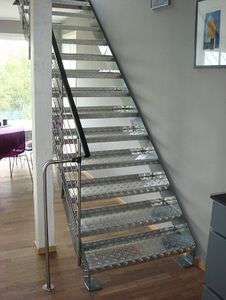 escalera recta / estructura de acero inoxidable / con peldaños de metal / sin contrahuellas
