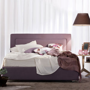 cama de matrimonio / moderna / tapizada / con cabecero tapizado