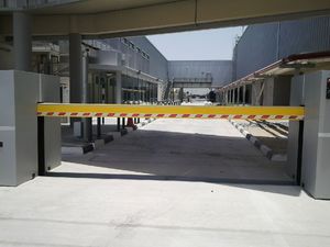 barrera de control de acceso / levadiza / de metal / para espacio público