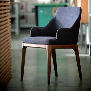 silla moderna / tapizada / con reposabrazos / de roble