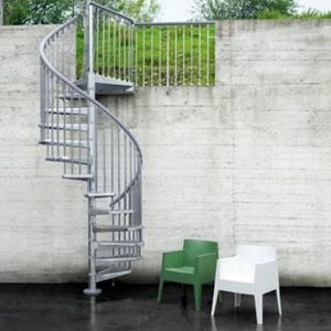 escalera de caracol / estructura de acero / con peldaños de metal / sin contrahuellas