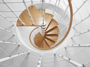 escalera de caracol / con peldaños de madera / estructura de metal / sin contrahuellas