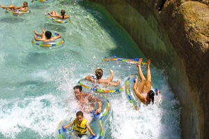 río tranquilo para parque acuático