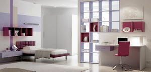 habitación para niños para niña / violeta