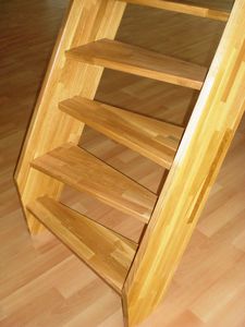 escalera recta / con peldaños de madera / estructura de madera / sin contrahuellas