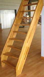 escalera recta / peldaño de madera / con zancas laterales / compacta