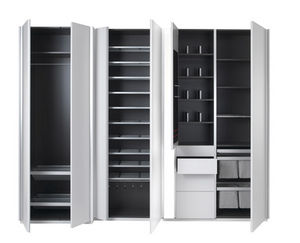armario moderno / de nogal / de aluminio / con puertas batientes