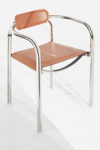 silla moderna / con reposabrazos / de cuero / de acero con revestimiento en polvo