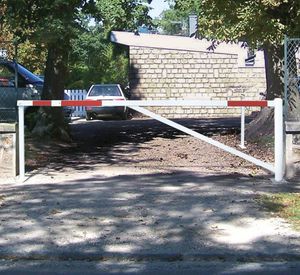 barrera de tráfico / pivotante / de acero galvanizado / para espacio público