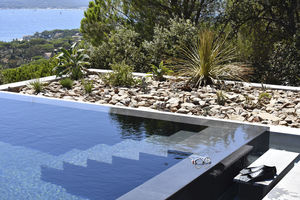 Escalera de piscina