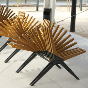 banco público / de diseño original / de madera / de acero galvanizado
