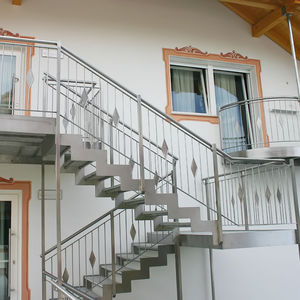 escalera recta / en U / estructura de acero inoxidable / con peldaños de metal