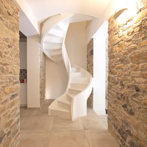 escalera de caracol / estructura de hormigón / con peldaños de hormigón / con contrahuellas