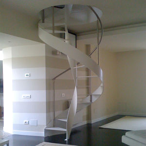 escalera de caracol / estructura de acero / con peldaños de metal / sin contrahuellas