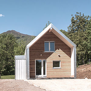casa prefabricada / individual / moderna / con armazón de madera