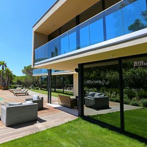 casa individual / prefabricada / moderna / con armazón de madera