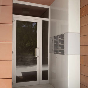 puerta de entrada / abatible / de madera / de aluminio