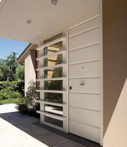 puerta de entrada / abatible / de MDF / de acero