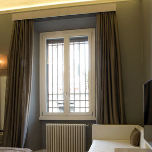 ventana abatible / de madera / de aluminio / con vidrio cuádruple