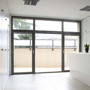 puerta-ventana abatible / de aluminio / con persiana veneciana integrada