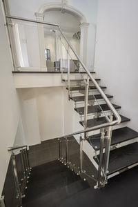 escalera en U / estructura de acero inoxidable / con peldaños de madera / sin contrahuellas