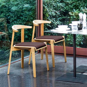 silla moderna / tapizada / con patas estándar / ecoetiqueta FSC