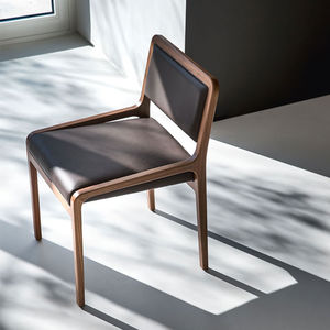 silla moderna / tapizada / con patas estándar / ecoetiqueta FSC