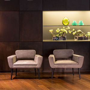 sillón moderno / de tela / de cuero / de haya