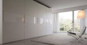 armario moderno / de madera lacada brillante / con puertas corredizas