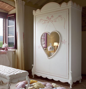 armario de estilo / de madera lacada / con puerta abatible / para uso residencial