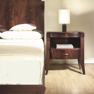 mesilla de noche clásica / de madera / rectangular / con cajón