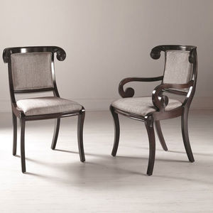 silla de estilo / tapizada / con reposabrazos / de tejido