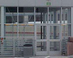 puerta de entrada abatible / de aluminio / doble / acristalada