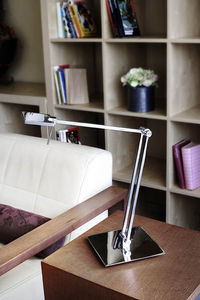 lámpara de mesa / moderna / de aluminio / de acero