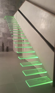 escalera recta / con peldaños de vidrio / estructura de metal / sin contrahuellas