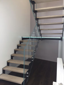 escalera en U / estructura de metal / con peldaños de madera / con peldaños de vidrio