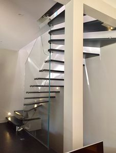 escalera en U / peldaños de roble / estructura de vidrio / sin contrahuellas