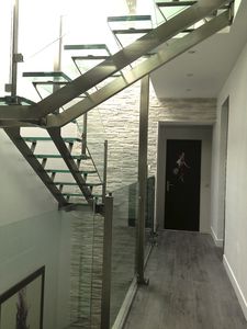 escalera en L / en U / estructura de acero inoxidable / con peldaños de vidrio