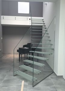 escalera en L / estructura de vidrio / con peldaños de vidrio / sin contrahuellas