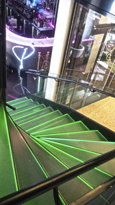 escalera en U / estructura de acero / con peldaños de metal / con peldaños de vidrio