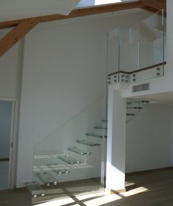 escalera recta / con peldaños de vidrio / estructura de vidrio / sin contrahuellas