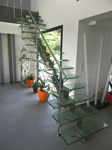 escalera recta / con peldaños de vidrio / estructura de acero inoxidable / sin contrahuellas