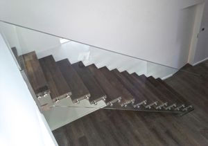 escalera recta / con peldaños de madera / con contrahuella / moderna