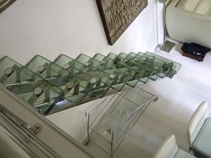 escalera recta / con peldaños de vidrio / estructura de acero inoxidable / sin contrahuellas