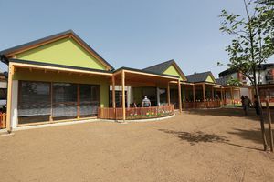 edificio prefabricado / de madera maciza / para parvulario / moderno