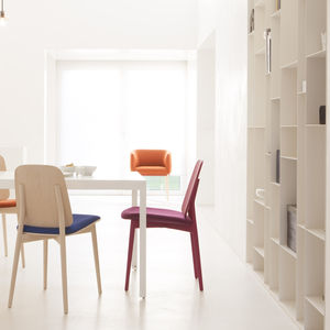 silla moderna / de madera / tapizada / rosa