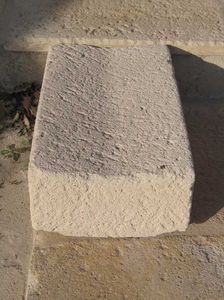 canal de drenaje para espacio público / de piedra / a dos aguas
